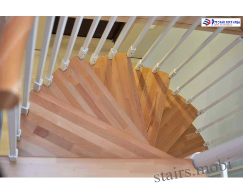 Винтовая лестница Кама сегментированный поручень накладки на ступени бук D1800 H=2920