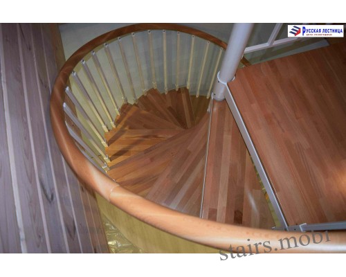 Винтовая лестница Кама сегментированный поручень накладки на ступени бук D1800 H=4810