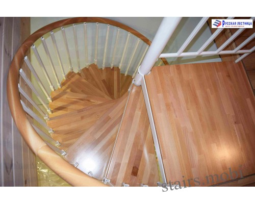 Винтовая лестница Кама сегментированный поручень накладки на ступени бук D1050 H=2710